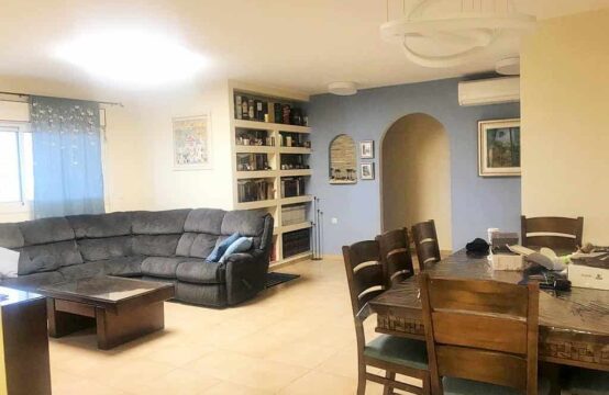 Zeit Shemen, Efrat